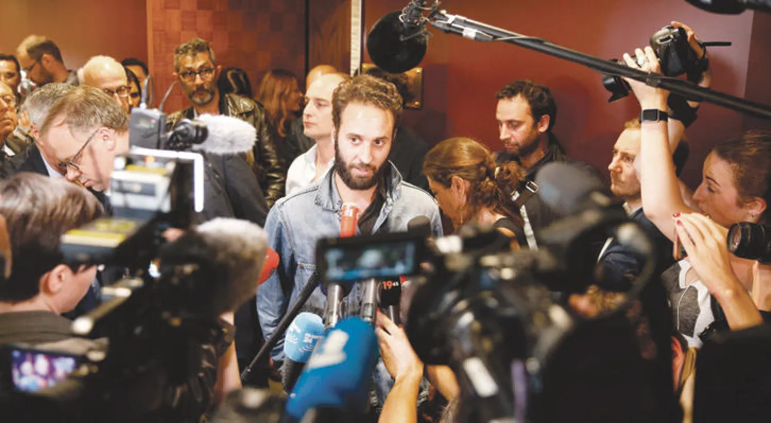 المصور الصحافي الفرنسي ماتياس ديباردون الذي رحلته تركيا يعقد مؤتمرا صحافيا في مطار شارل دو غول (أ.ف.ب)
