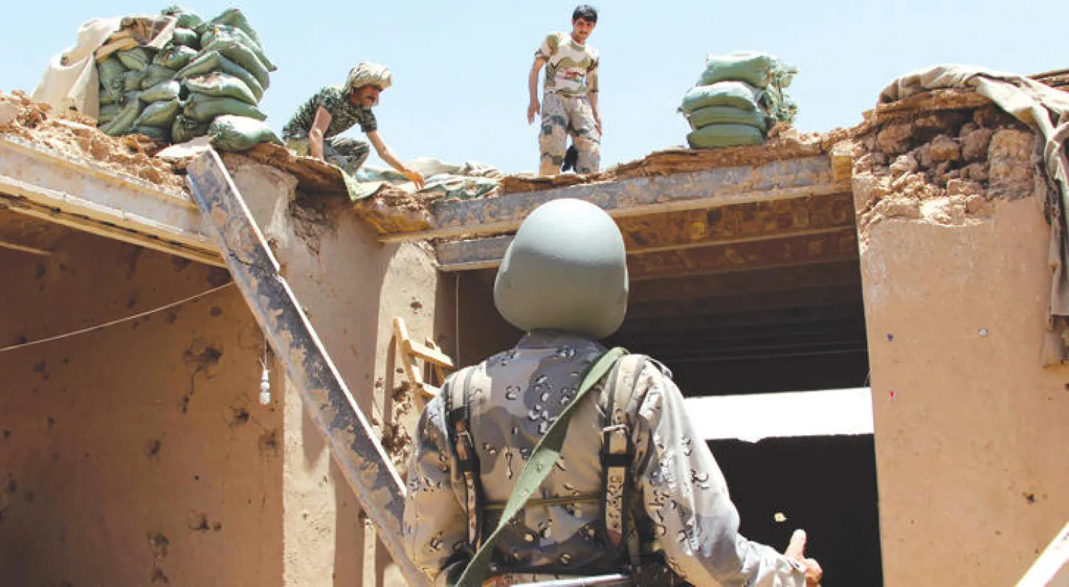 جانب من معاينة حجم الخسائر على موقع لأفراد ينتمون إلى شرطة الحدود الأفغانية إثر هجمة طائرات أميركية بنيران صديقة في ولاية هلمند أمس (أ.ف.ب)