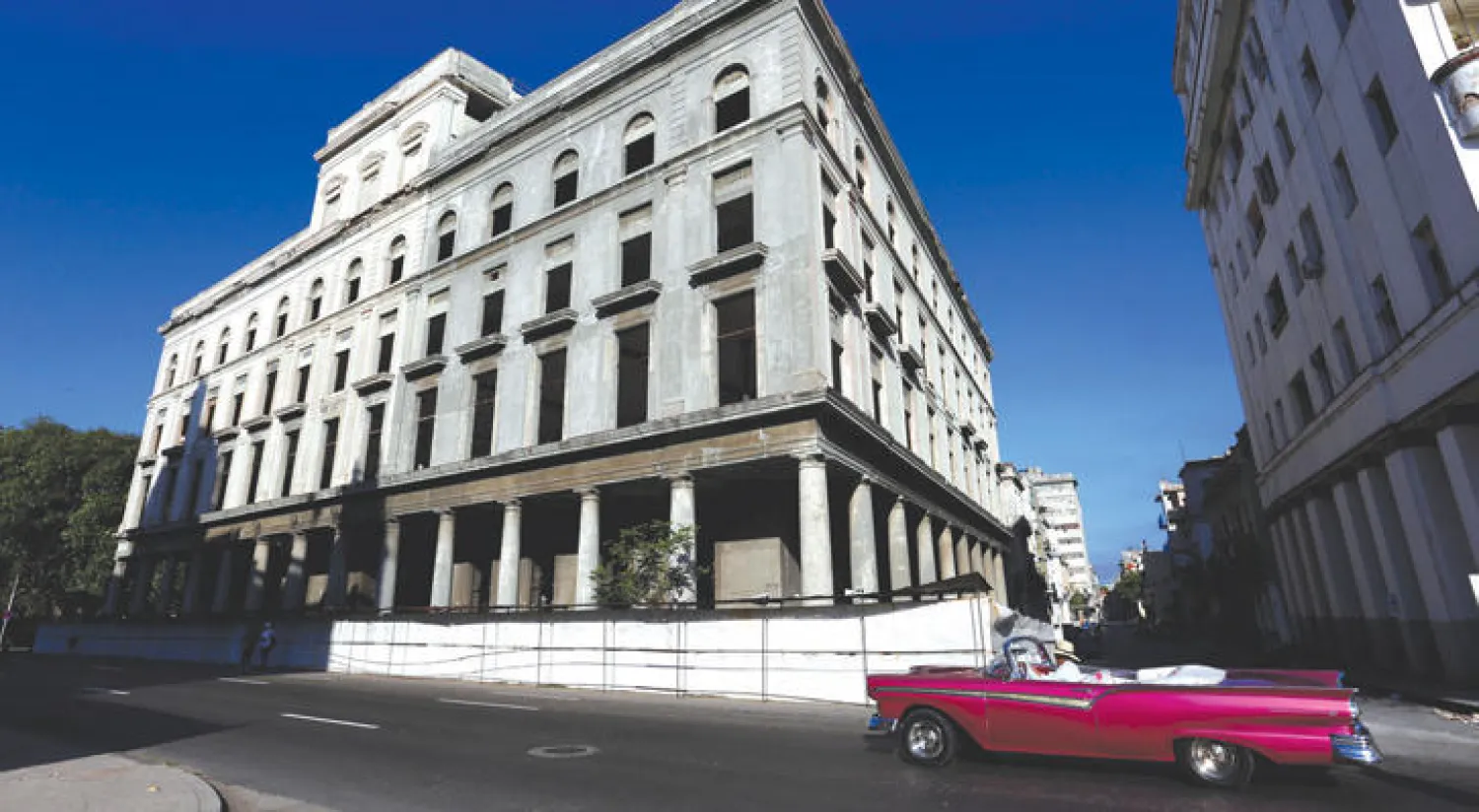 مبنى في هافانا يتم ترميمه بعد أن خففت الحكومة القيود الاستثمارية التي قد تفتح مجالاً للشركات الأميركية (رويترز)