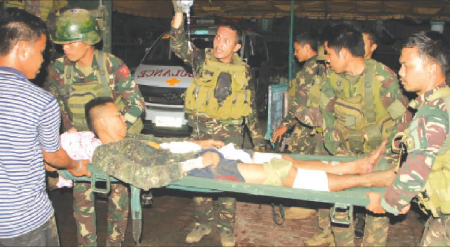 إجلاء الجرحى من الجيش الفلبيني بعد معارك في مراوي (جنوب) أول من أمس (إ.ب.أ)