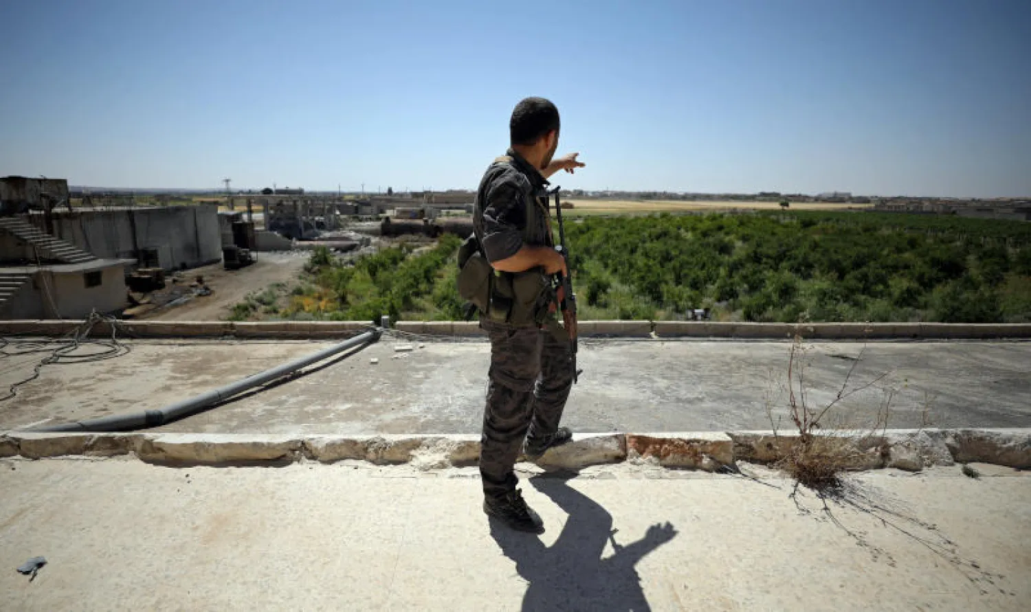 عمليات تمشيط في الشرق تمهيدا لاستخدام حي المشلب لانطلاق عمليات جديدة شمالا وجنوبا (رويترز)