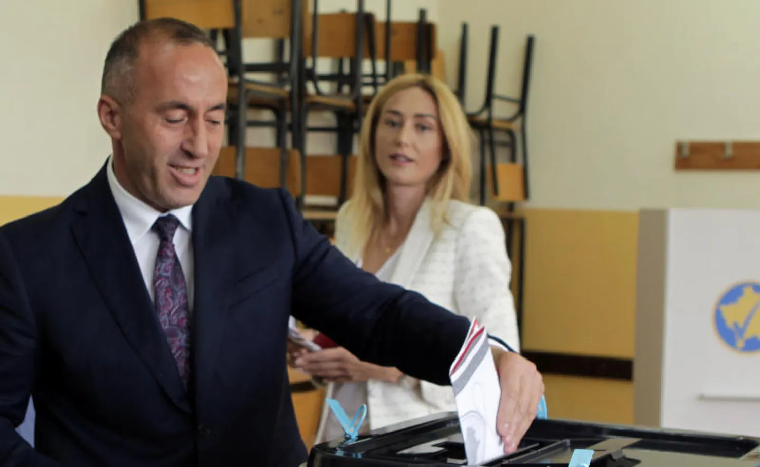 راموش هاراديناج المرشح لرئاسة الوزراء يدلي بصوته خلال الانتخابات البرلمانية في بريشتينا (رويترز)