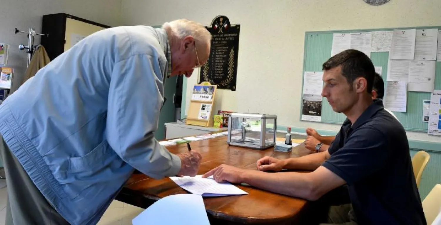 فرنسيون يدلون بأصواتهم في الانتخابات التشريعية الفرنسية (أ.ف.ب)