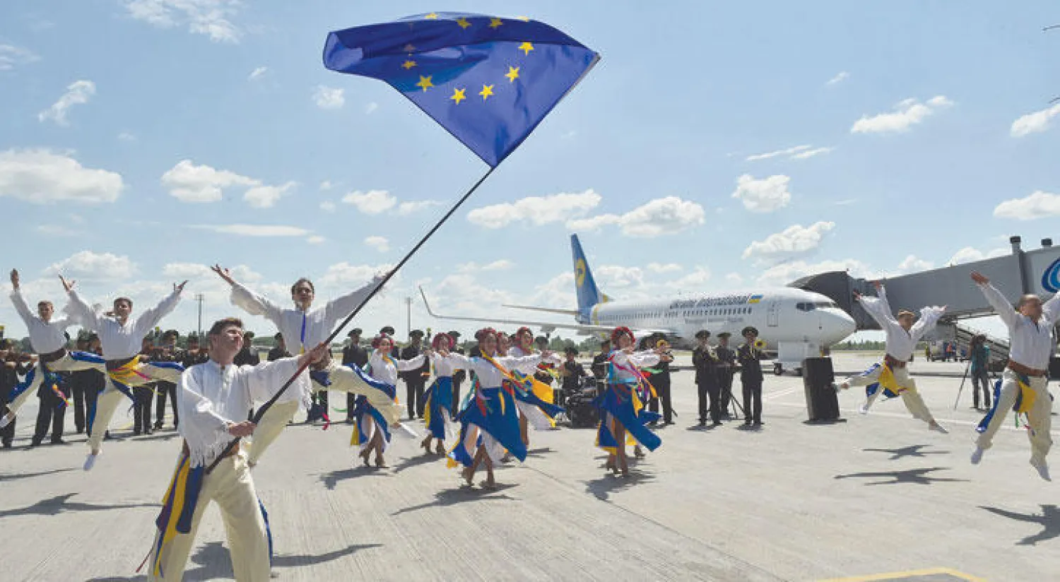 أوكرانيون يحتفلون في مطار كييف أمس بمناسبة بدء تطبيق سياسة إعفائهم من التأشيرة الأوروبية (أ.ف.ب)