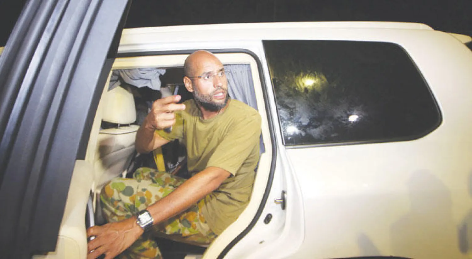 سيف الإسلام القذافي في آخر ظهور له في طرابلس قبل سقوطها في 2011 (أ.ف.ب)