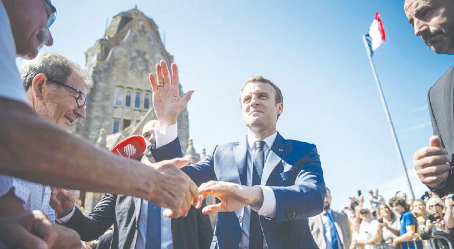 ماكرون عقب إدلائه بصوته في لو توكيه شمال فرنسا (إ.ب.أ)