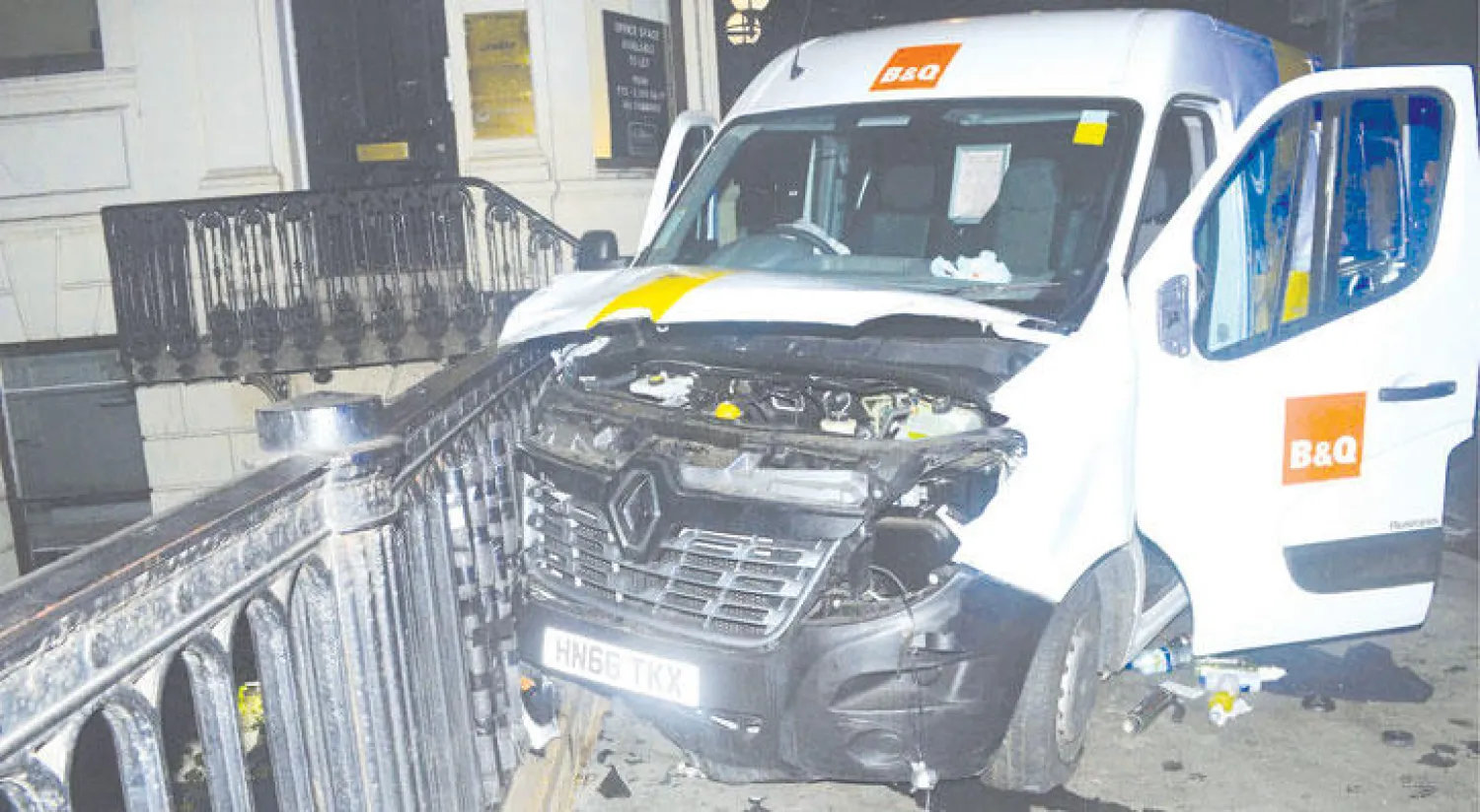 السيارة المستخدمة في هجوم جسر لندن بعد الاصطدام (الصورة من اسكوتلنديارد)