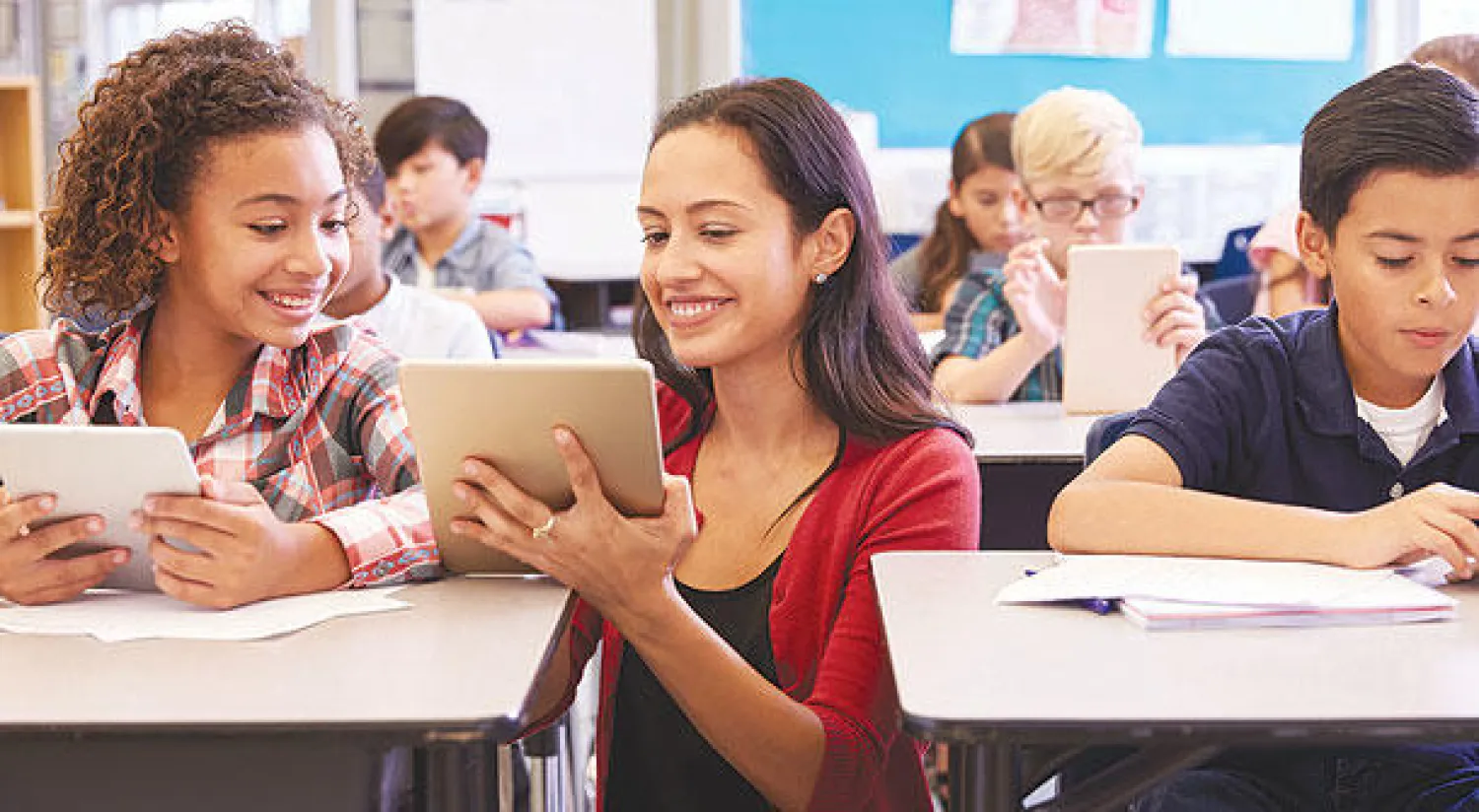 تحول دور الأستاذ من ناقل للمعرفة إلى مشرف على عملية التعلم التفاعلي