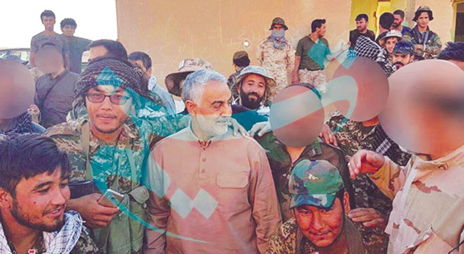 قائد {فيلق القدس» الإيراني قاسم سليماني بين عناصر «الفاطميون» في موقع حدودي بين العراق وسوريا