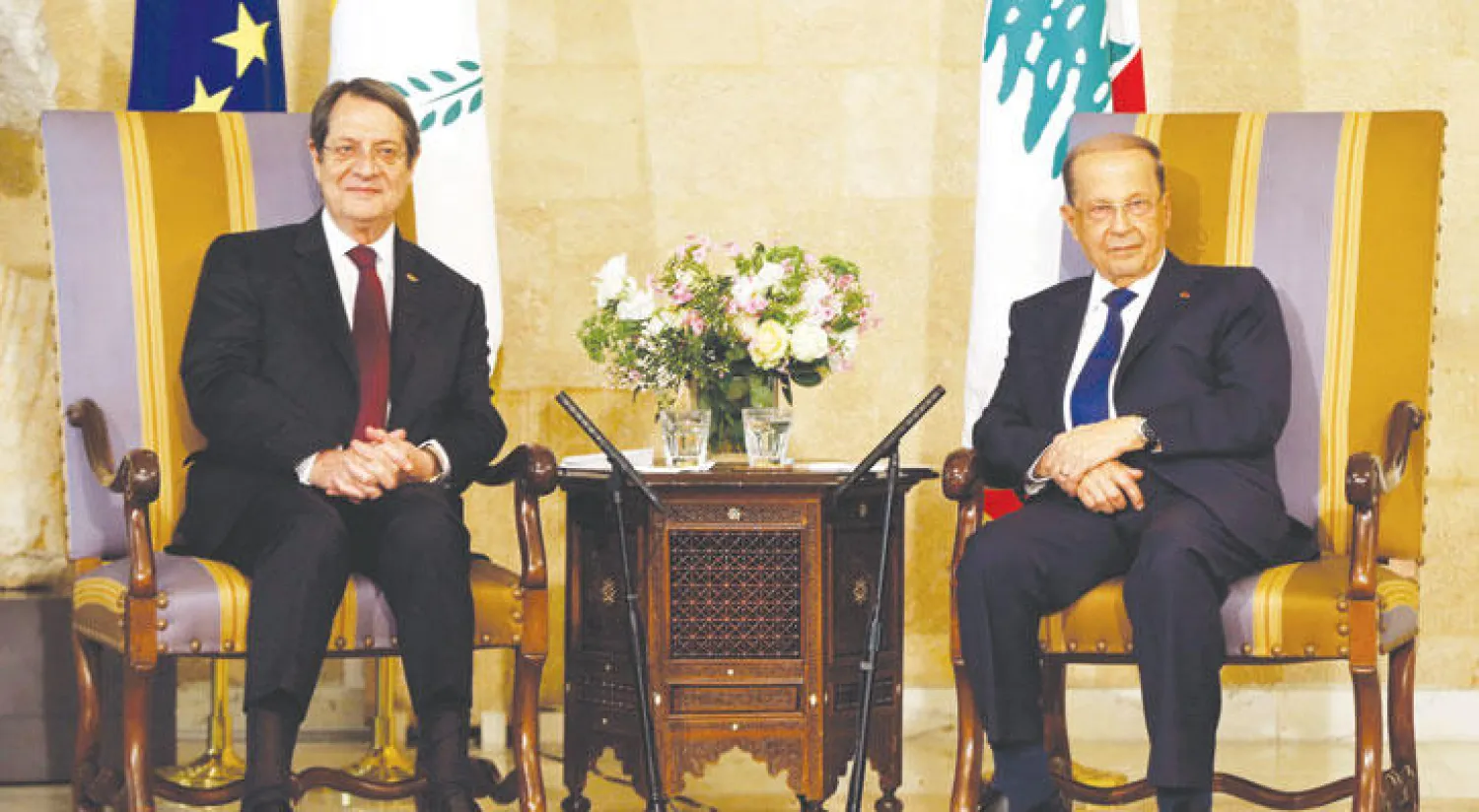 عون لدى استقباله الرئيس القبرصي في قصر بعبدا أمس (أ.ب)