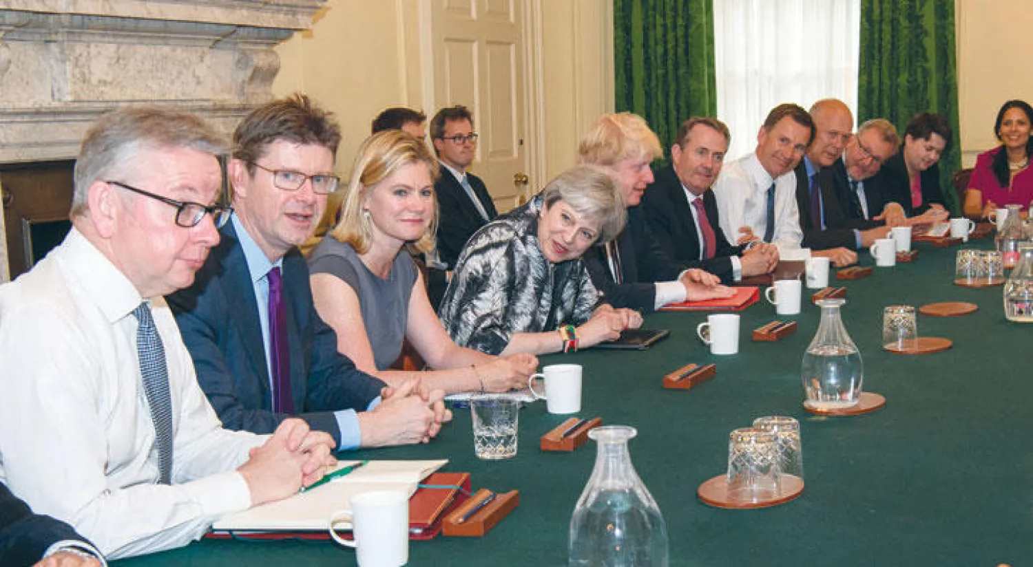 رئيسة الوزراء البريطانية ترأس اجتماعا حكوميا في لندن أمس (رويترز)