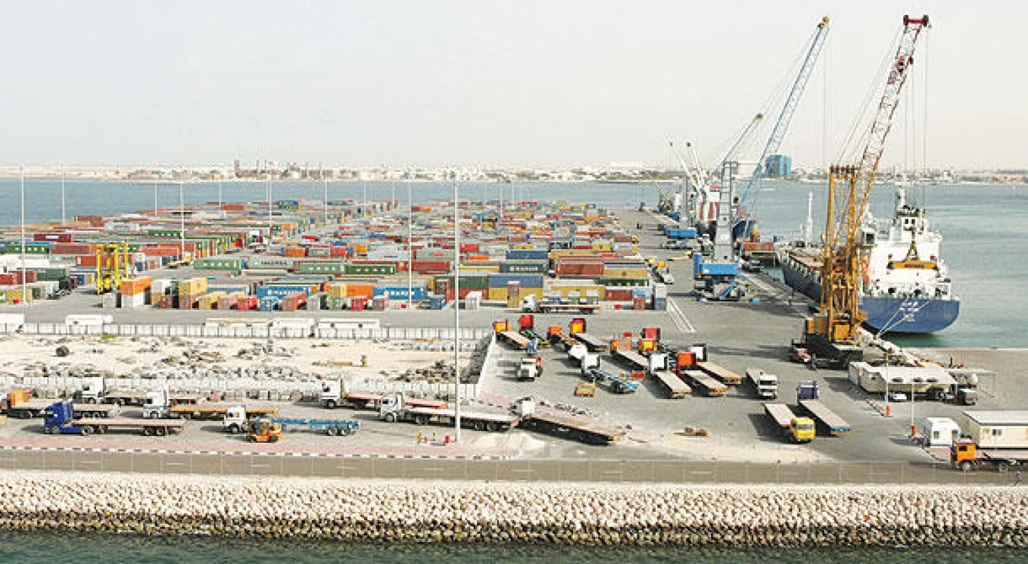 آلاف الحاويات المتجهة إلى قطر ما زالت عالقة في ميناء جبل علي بدبي بعد أن قطعت السعودية والإمارات ومصر ودول أخرى خطوط النقل إلى الدوحة