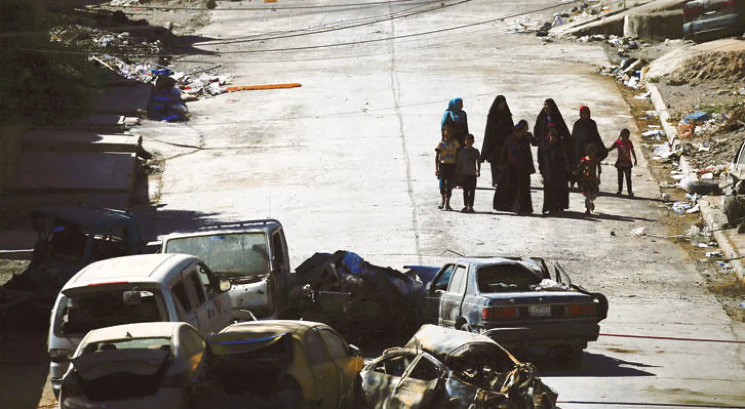 مدنيون يفرون من معارك غرب الموصل أمس (رويترز)