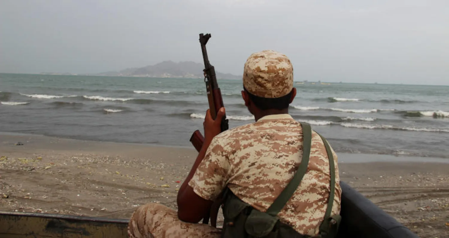 عنصر من الجيش اليمني بحضرموت (رويترز)