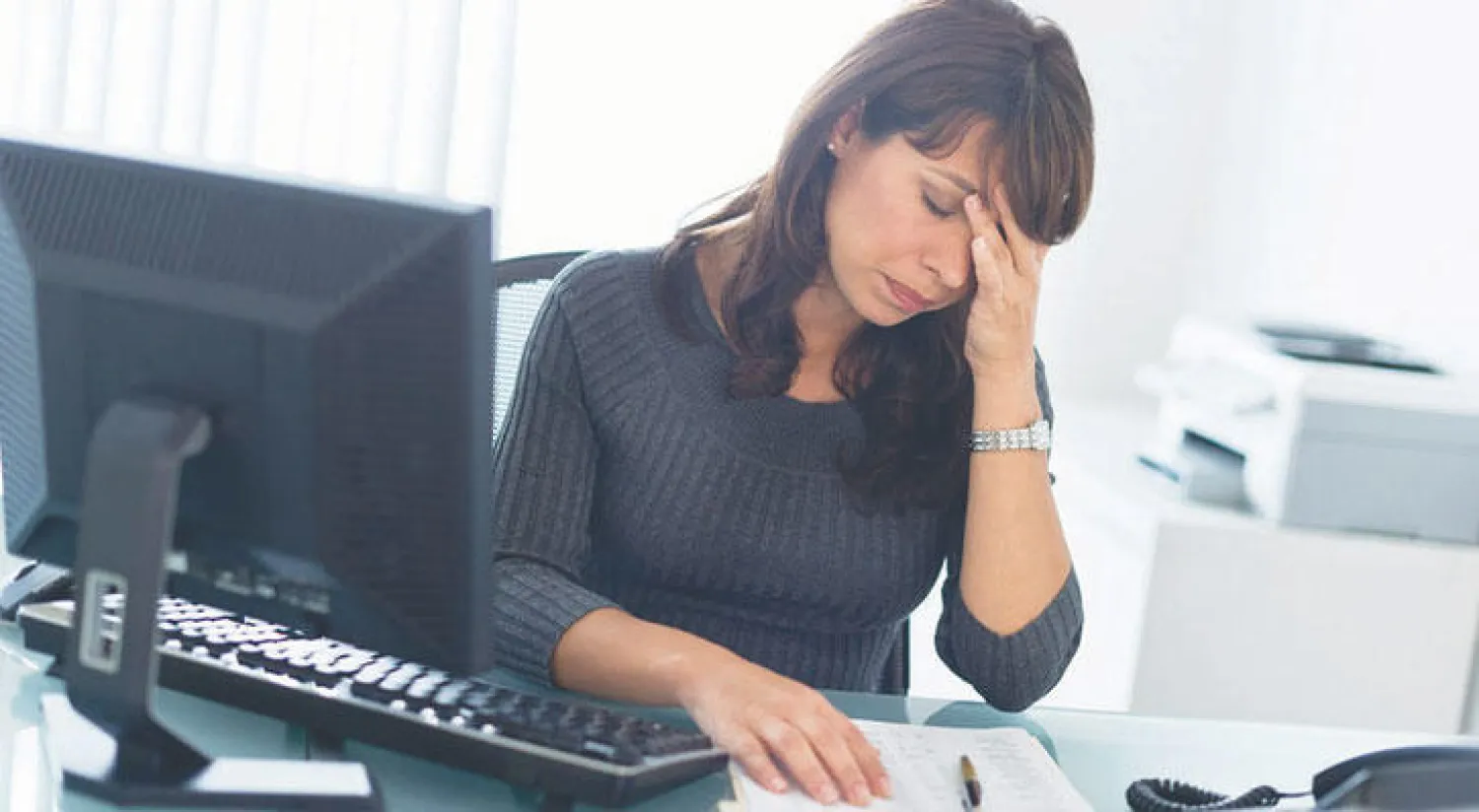 التقنية الرقمية خففت العمل وفاقمت التوتر للعاملين