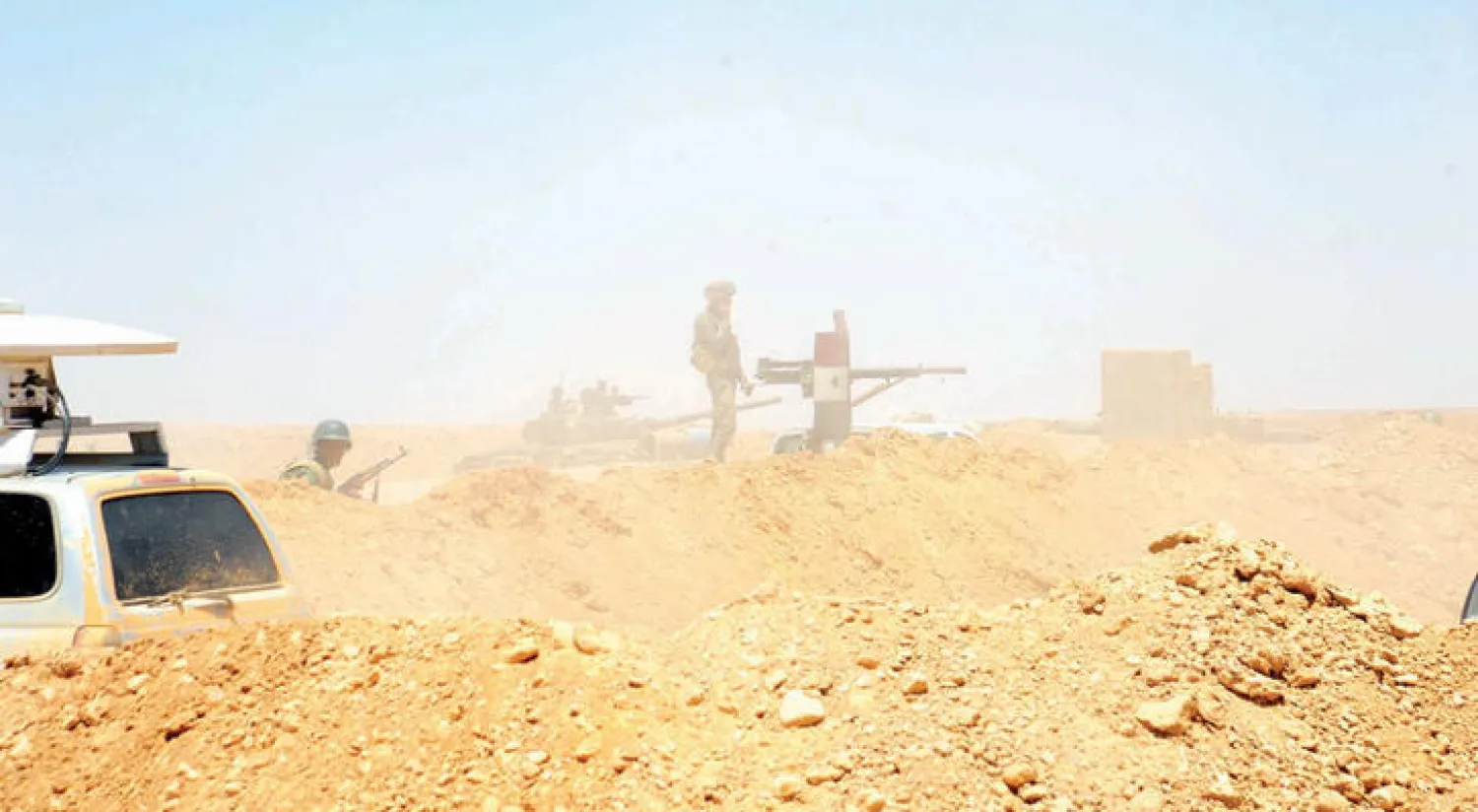 قوات موالية للنظام السوري في البادية جنوب شرق البلاد بحسب وكالة سانا الرسمية امس (رويترز)