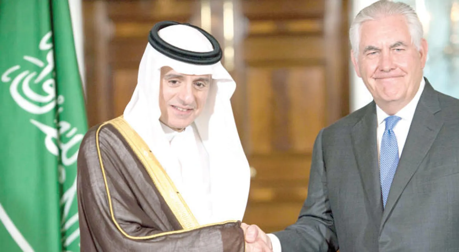 وزير الخارجية السعودي عادل الجبير مصافحاً نظيره الأميركي ريكس تيلرسون في واشنطن أمس (أ.ف.ب)