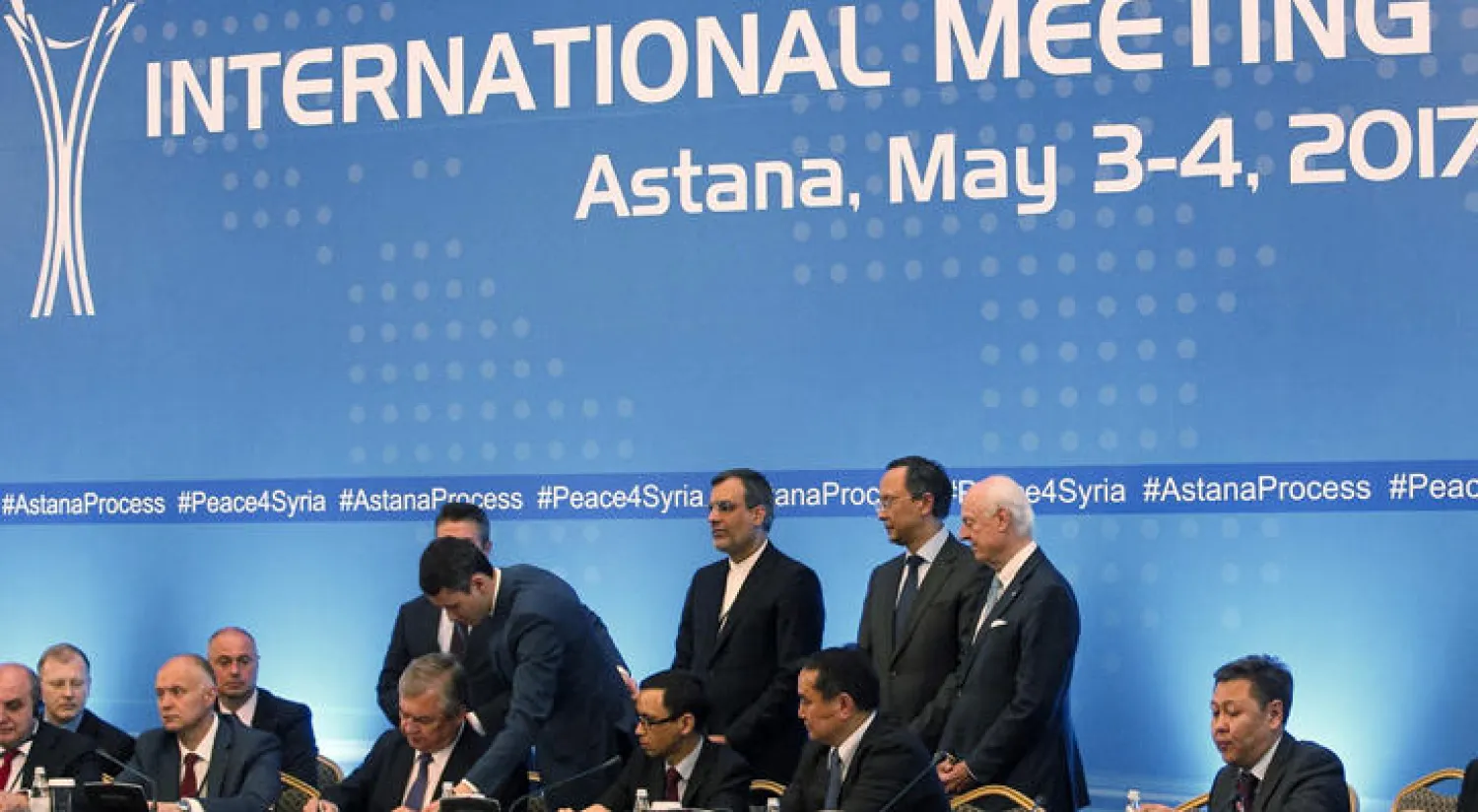 لقاء تشاوري في آستانة الشهر الماضي بخصوص سوريا ويبدو المبعوث الاممي وممثلو روسيا تركيا وايران (إ ف ب)