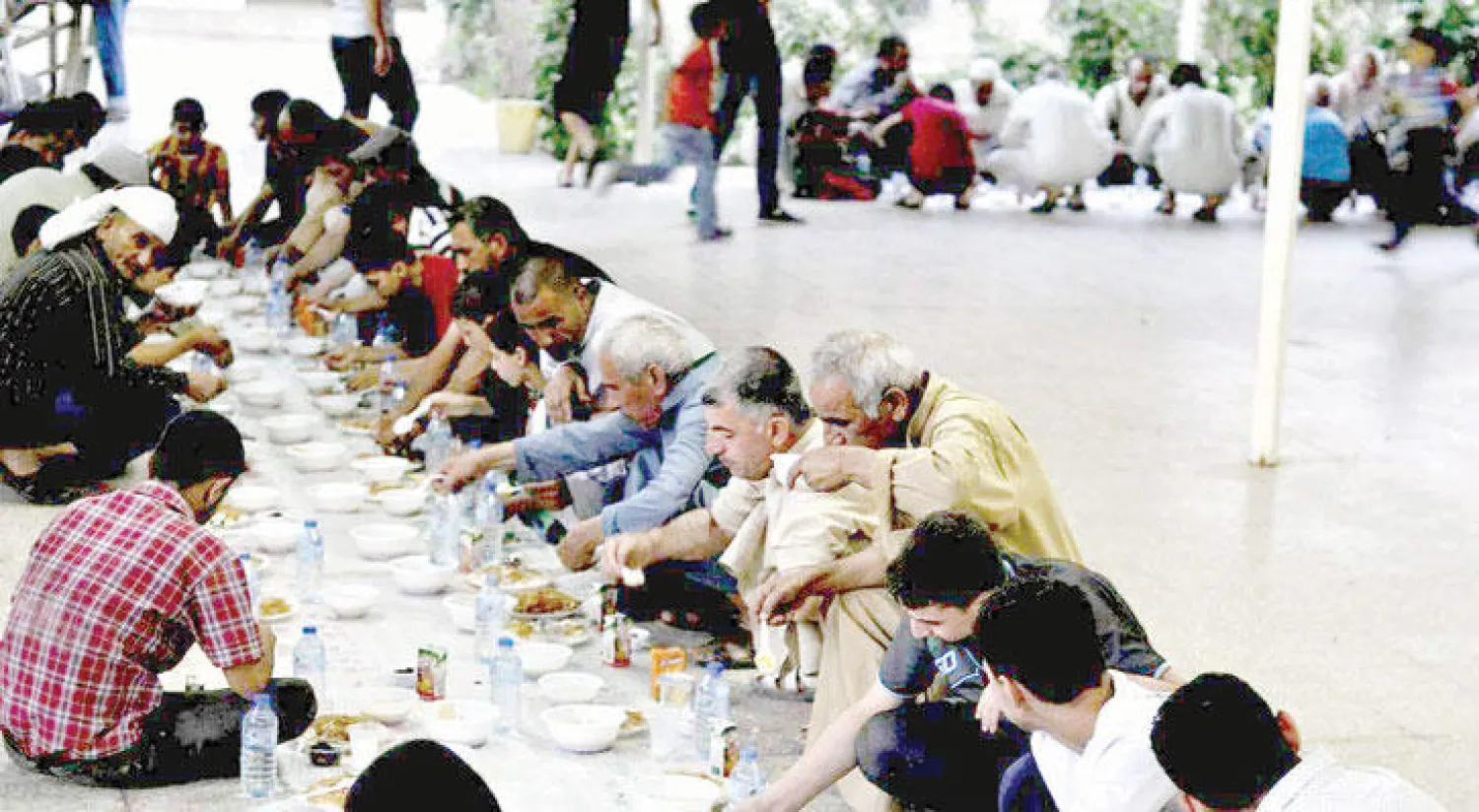 جمع غفير من الموصليين يتناولون طعام الإفطار في أحد مساجد الجانب الأيسر من مدينة الموصل (الشرق الأوسط)