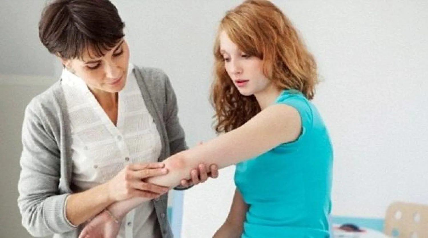 تعد مشاكل الجلد شكوى شائعة بين الأشخاص العاملين في مجال الرعاية الطبية (ديلي ميل)