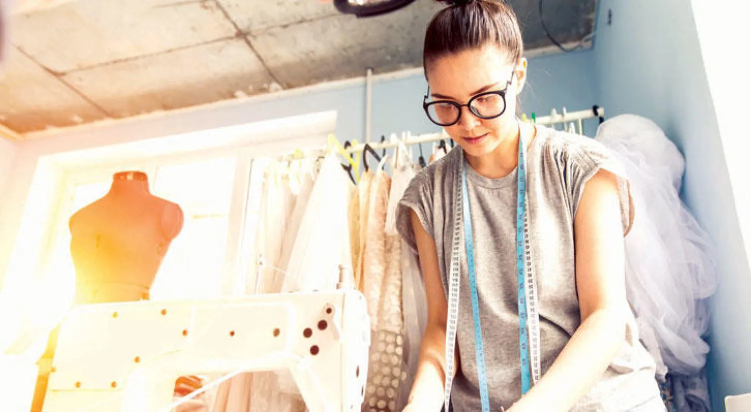 خيّاطات الملابس النسائية  يمتلكن {رؤية مجسمة خارقة}