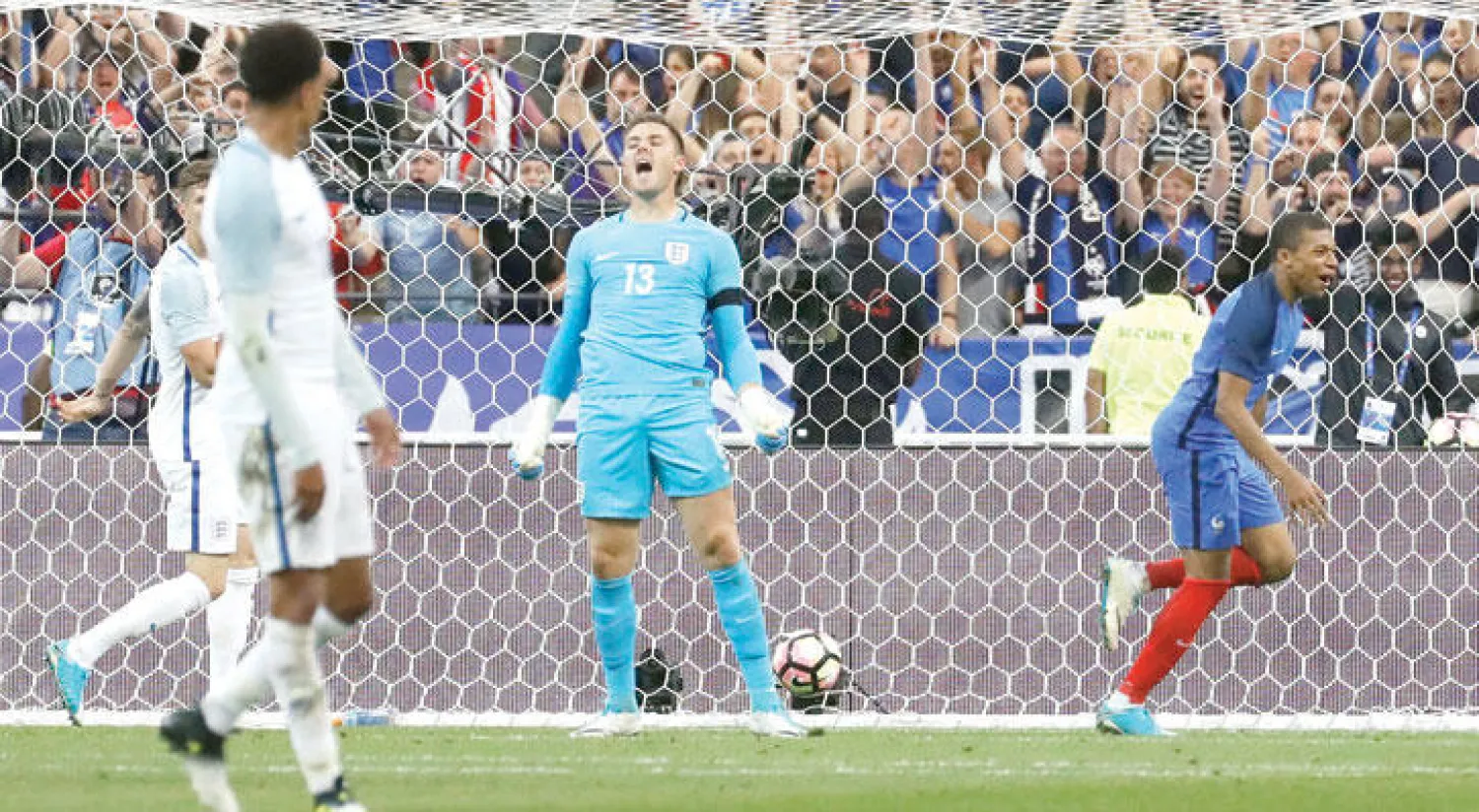 حسرة هوتون حارس إنجلترا  بعد هدف ديمبيلي لاعب فرنسا (إ.ب.أ)