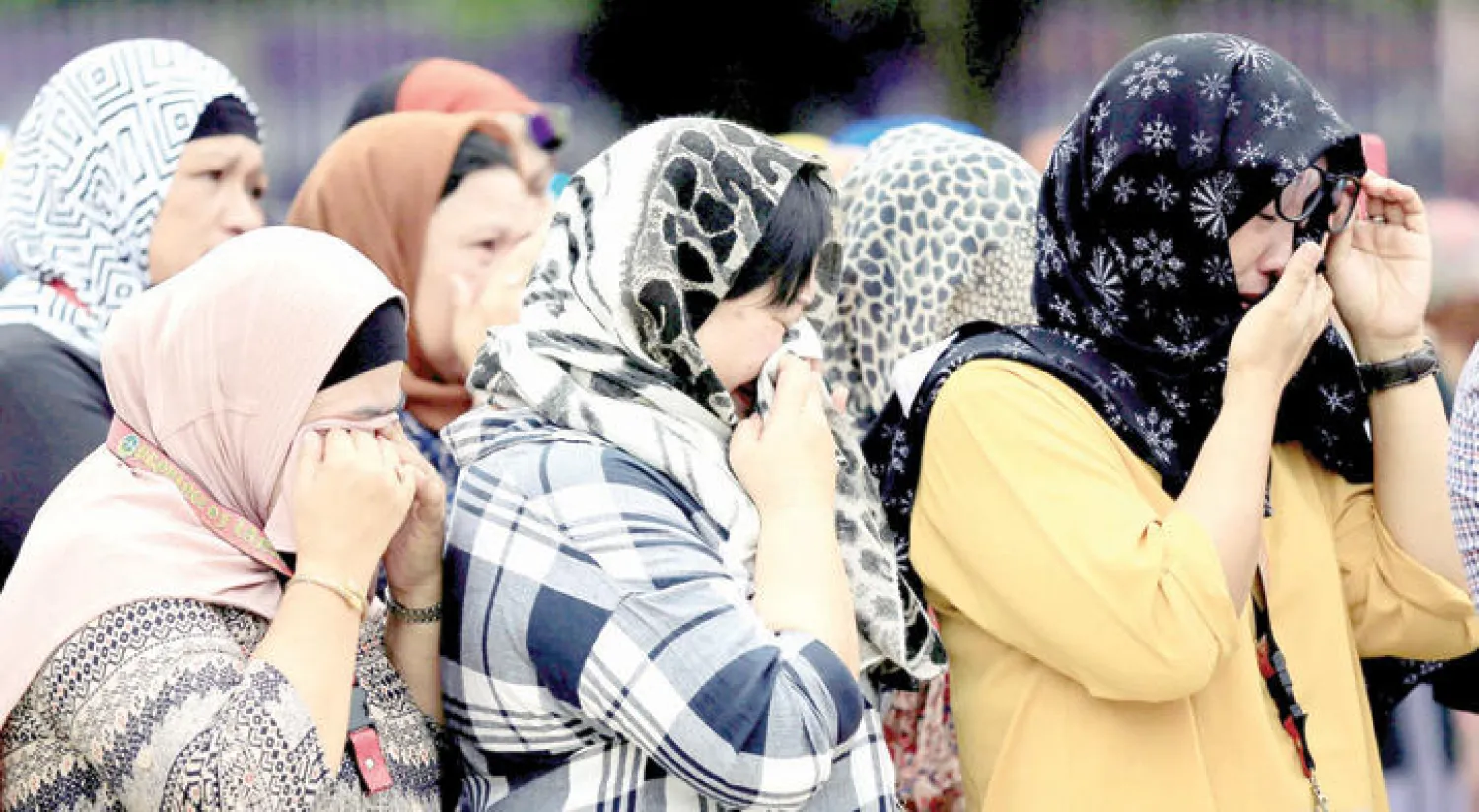 نساء من مراوي يبكين ضحاياها جراء القتال الدائر بين الجيش ومتطرفي «داعش» (رويترز)