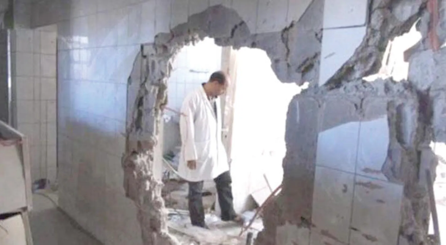 طبيب يعاين آثار الدمار الذي لحق بمستشفى «الثورة» في تعز («الشرق الأوسط»)