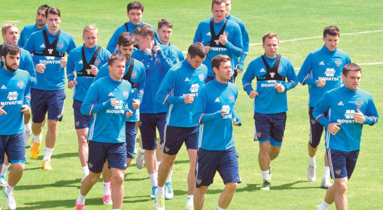 لاعبو المنتخب الروسي خلال التدريبات أمس استعداداً لمباراة نيوزيلندا (أ.ف.ب)