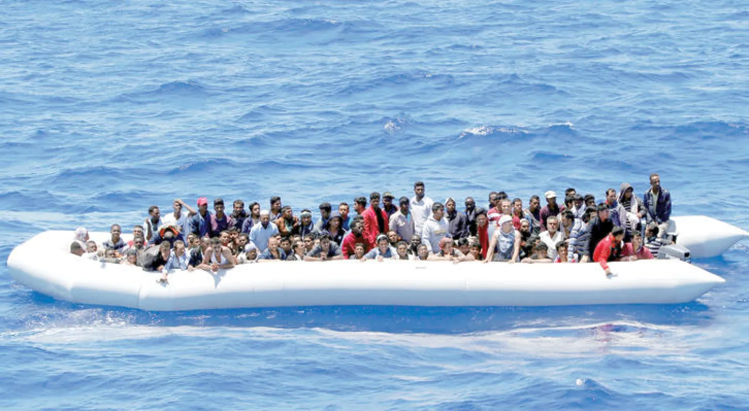 مهاجرون تم إنقاذهم من قبل الـ«يونيسيف» مقابل الساحل الليبي في البحر الأبيض المتوسط (رويترز)