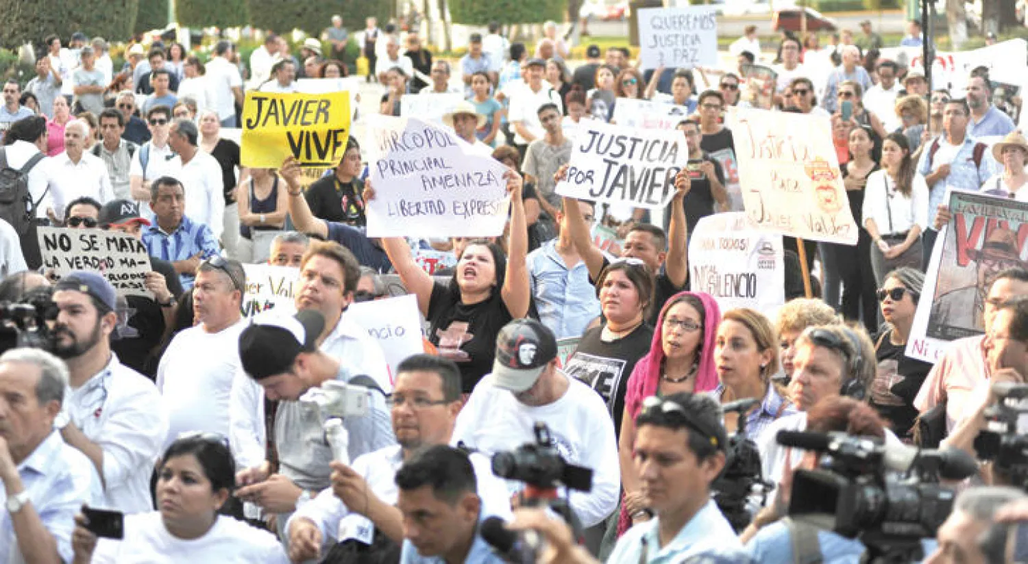 نشطاء يحتجون في المكسيك على مقتل الصحافي خافيير فالديز (أ.ف.ب)