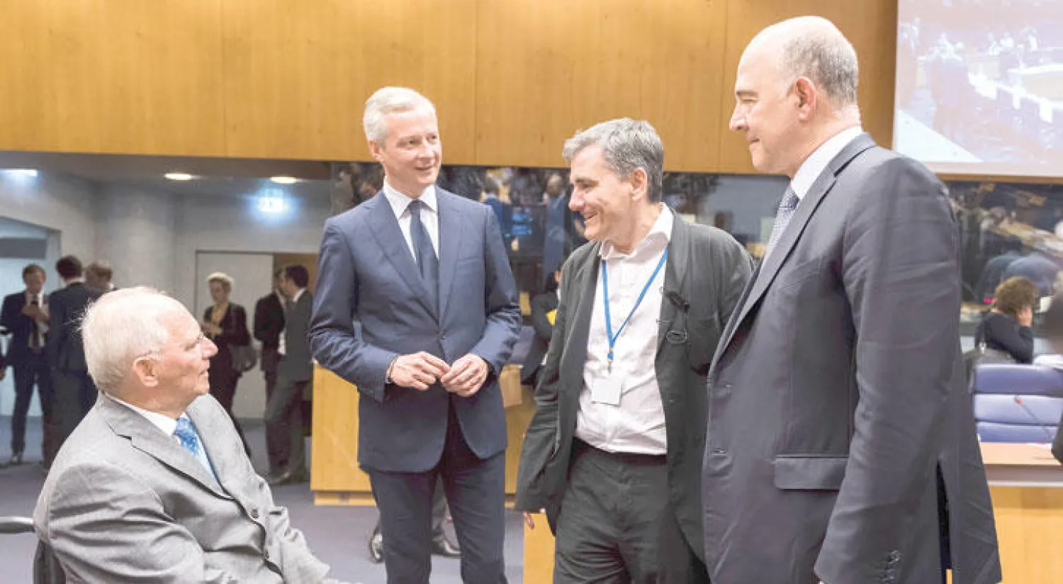 وزير المالية اليوناني (ثاني من اليمين) مع مسؤولين أوروبيين خلال اجتماع لبحث أزمة بلاده في لوكسمبورغ أمس (أب)