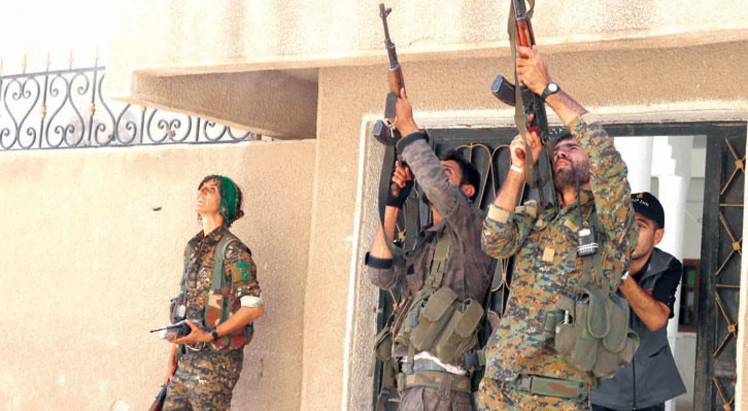 مقاتلون أكراد يطلقون النار على «درون» تابع لـ«داعش» شرق سوريا أمس (رويترز)