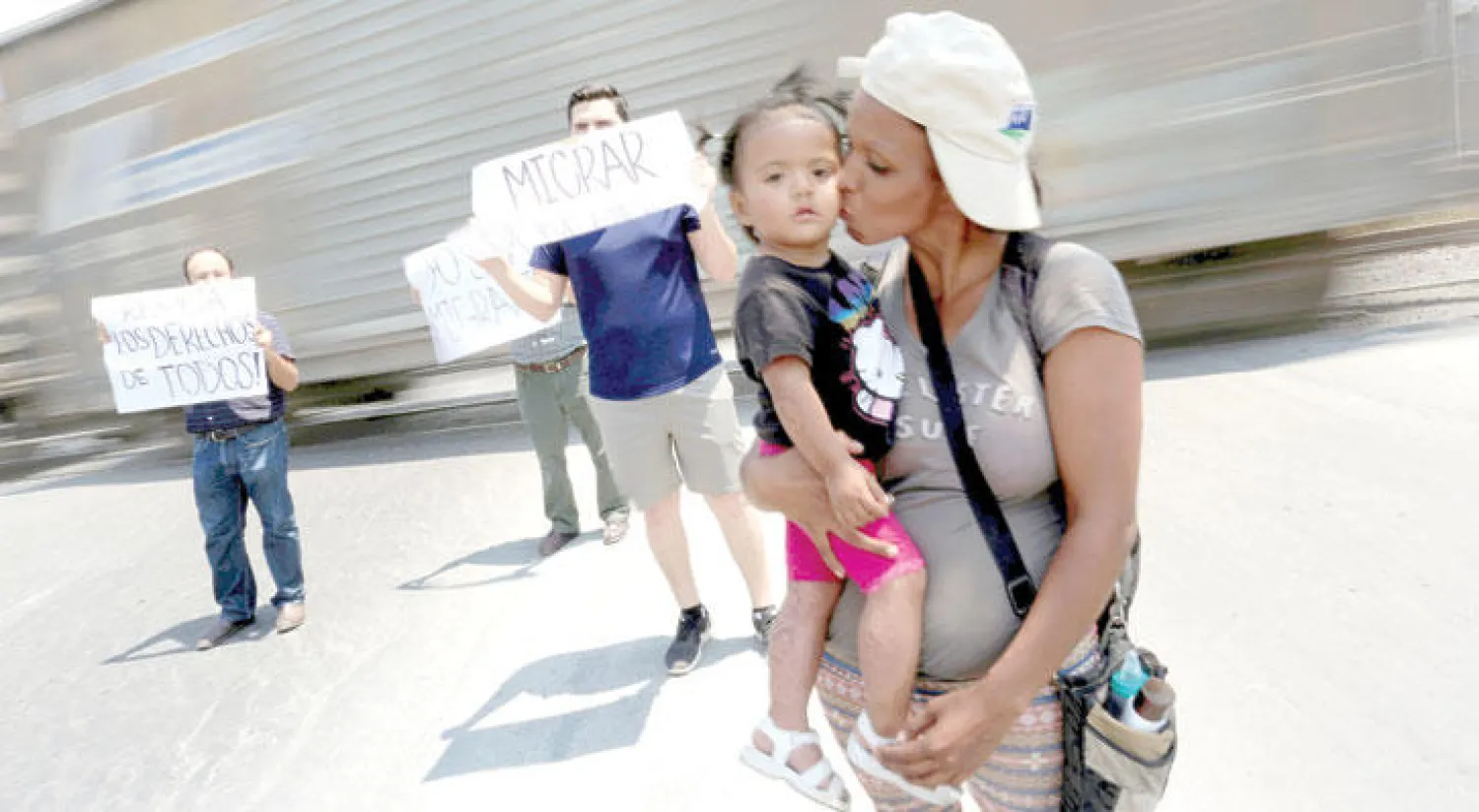 مهاجرون ونشطاء يشاركون في احتجاج لزيادة الوعي العالمي بالمشاكل التي يواجهونها خلال مرورهم إلى الولايات المتحدة عبر الحدود المكسيكية (رويترز)