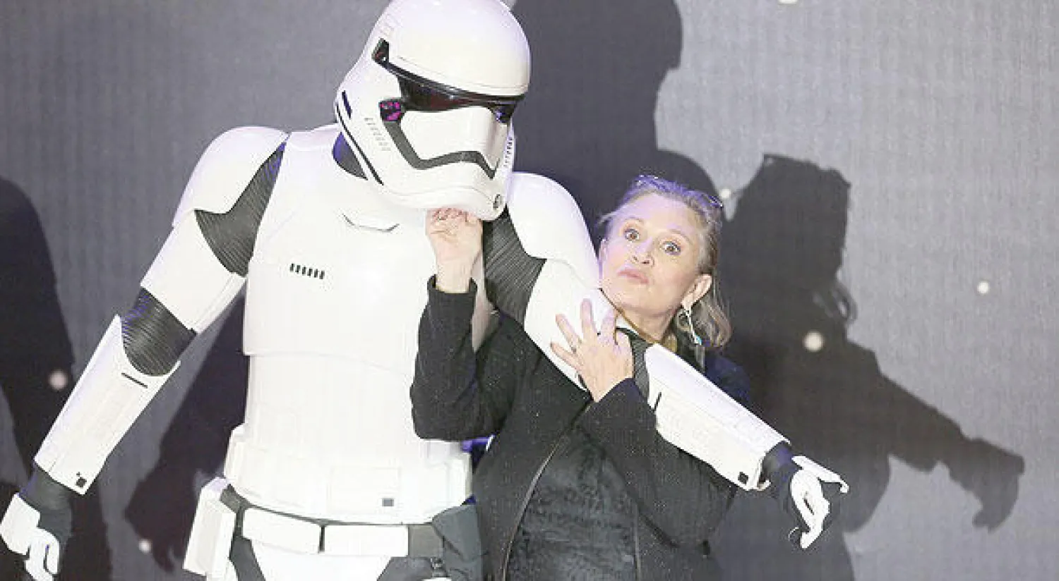 كاري فيشر في حفل عرض آخر أجزاء فيلم «حرب النجوم» بلندن (رويترز)