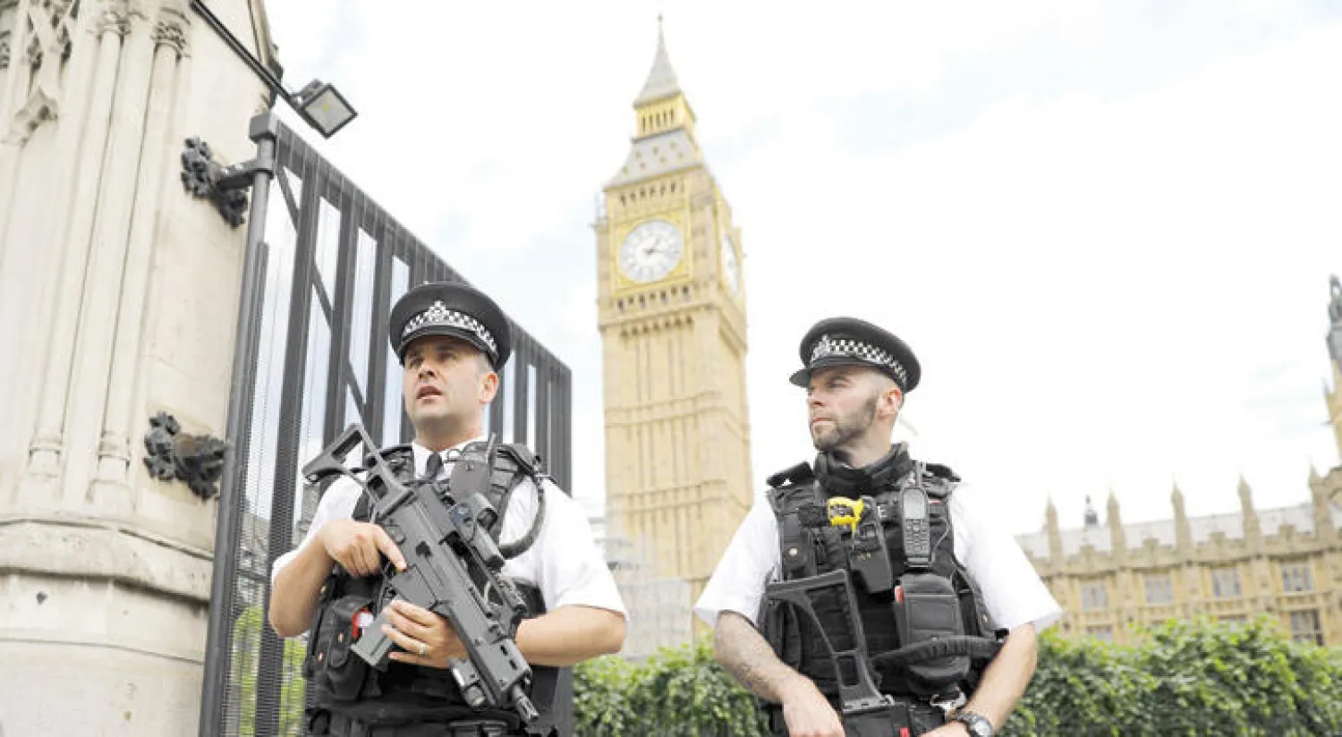 انتشار أمني في لندن عقب محاولة مسلح الهجوم بسكين على الضباط أمام مدخل مجلس العموم (أ.ف.ب)