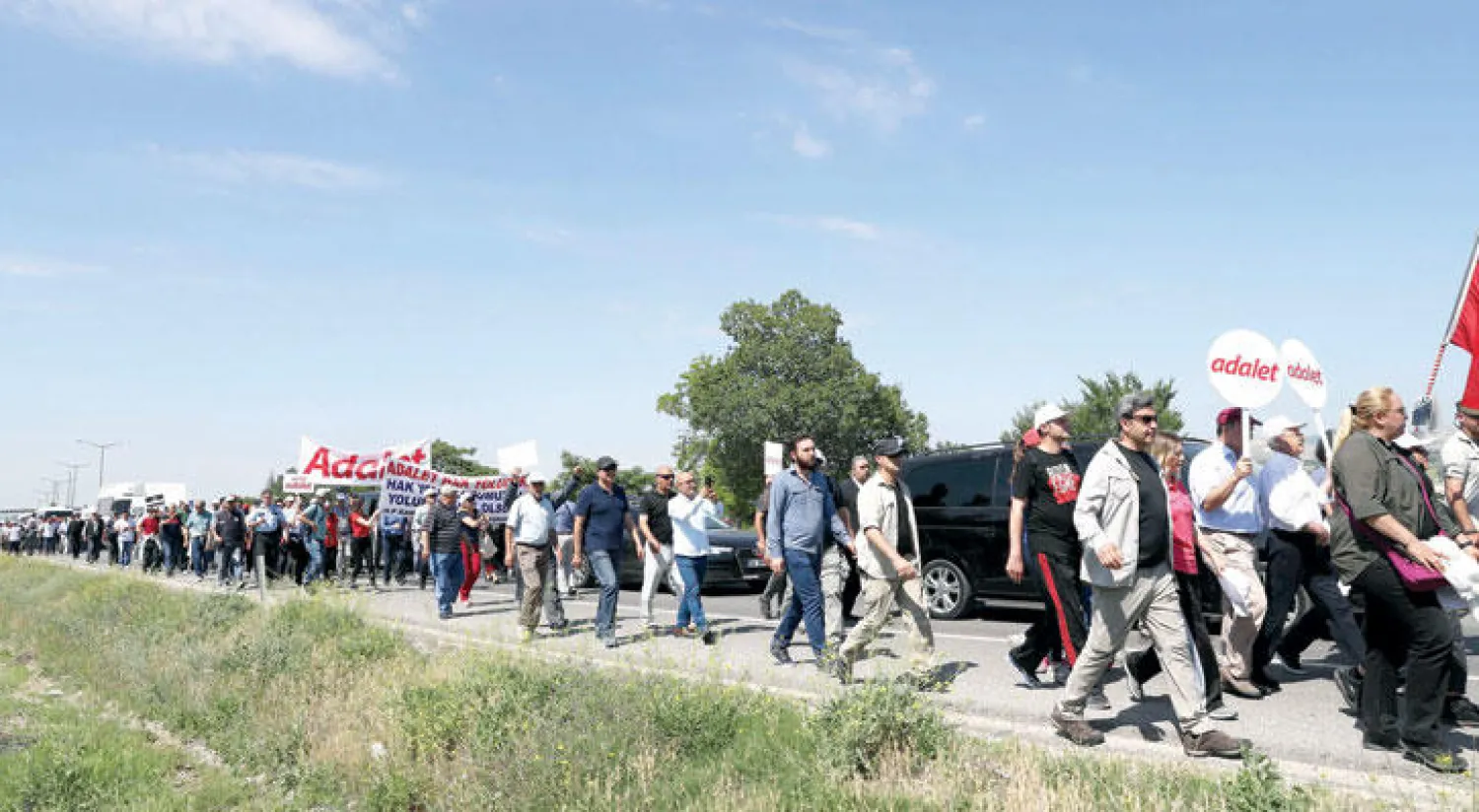 مسيرة «العدالة» التي يقودها رئيس حزب الشعب الجمهوري كمال كليتشدار أوغلو المعارض لليوم الثالث على التوالي احتجاجاً على اعتقال أحد نوابه (أ.ف.ب)