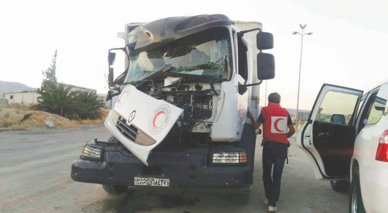 قافلة الهلال الأحمر السوري الإنسانية التي تم الاعتداء عليها قبل دخولها إلى حرستا قرب دمشق مساء السبت (أ.ب)