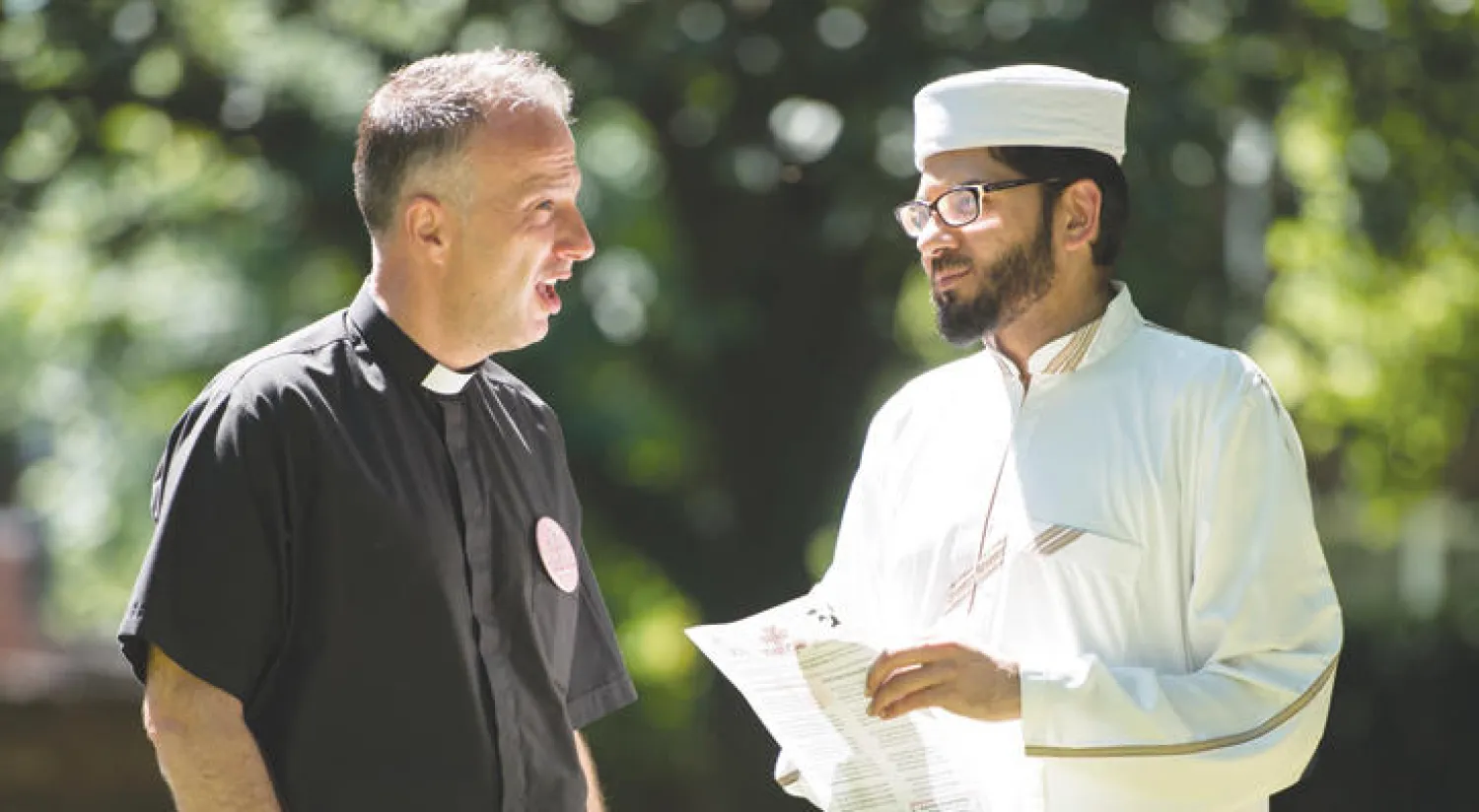 رجلا دين مسلم ومسيحي يتحدثان إلى بعضهما بعضاً قبل إلقاء كلمتيهما أمام جمع من الناس في مدينة باتلي بشمال إنجلترا أمس بمناسبة الذكرى السنوية الأولى لمقتل البرلمانية العمالية جو كوكس. وجرى إحياء الذكرى تحت شعار «عظيم أن نكون معا»، وهو شعار مستوحى من عبارة قالتها كوكس خلال أول خطاب لها أمام البرلمان وشددت فيه على أن «ما يجمعنا أكثر مما يفرقنا». وكانت كوكس (41 عاما) المؤيدة لبقاء بريطانيا في الاتحاد الأوروبي قد قتلت على أيدي مناصر للنازية في 16 يونيو 2016 في عز الحملة قبل الاستفتاء على خروج بريطانيا من الاتحاد الأوروبي (أ.ف.ب)