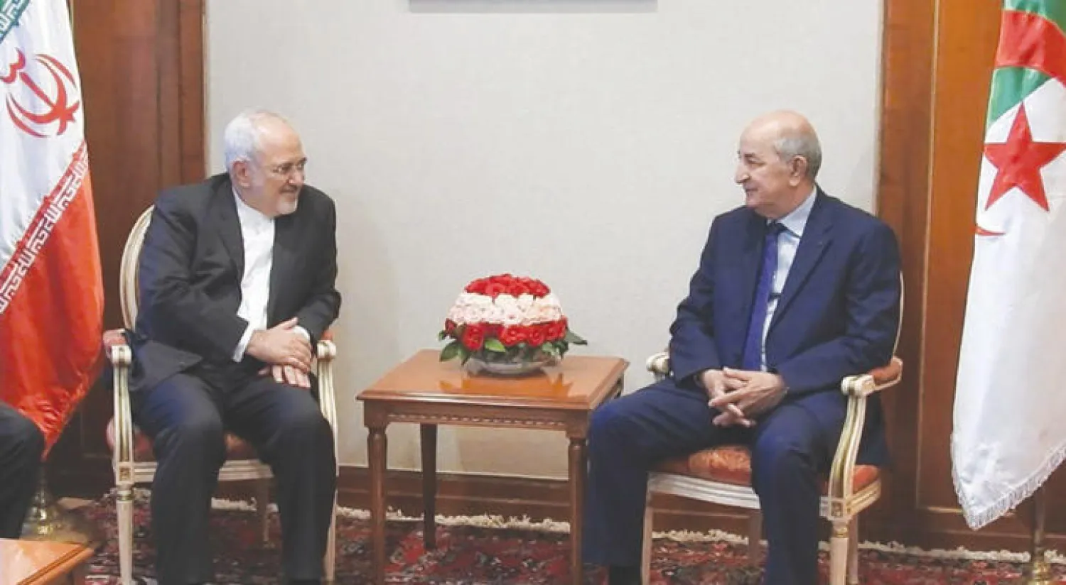 رئيس الوزراء الجزائري لدى استقباله ظريف في الجزائر أمس (موقع وزارة الخارجية الإيرانية)