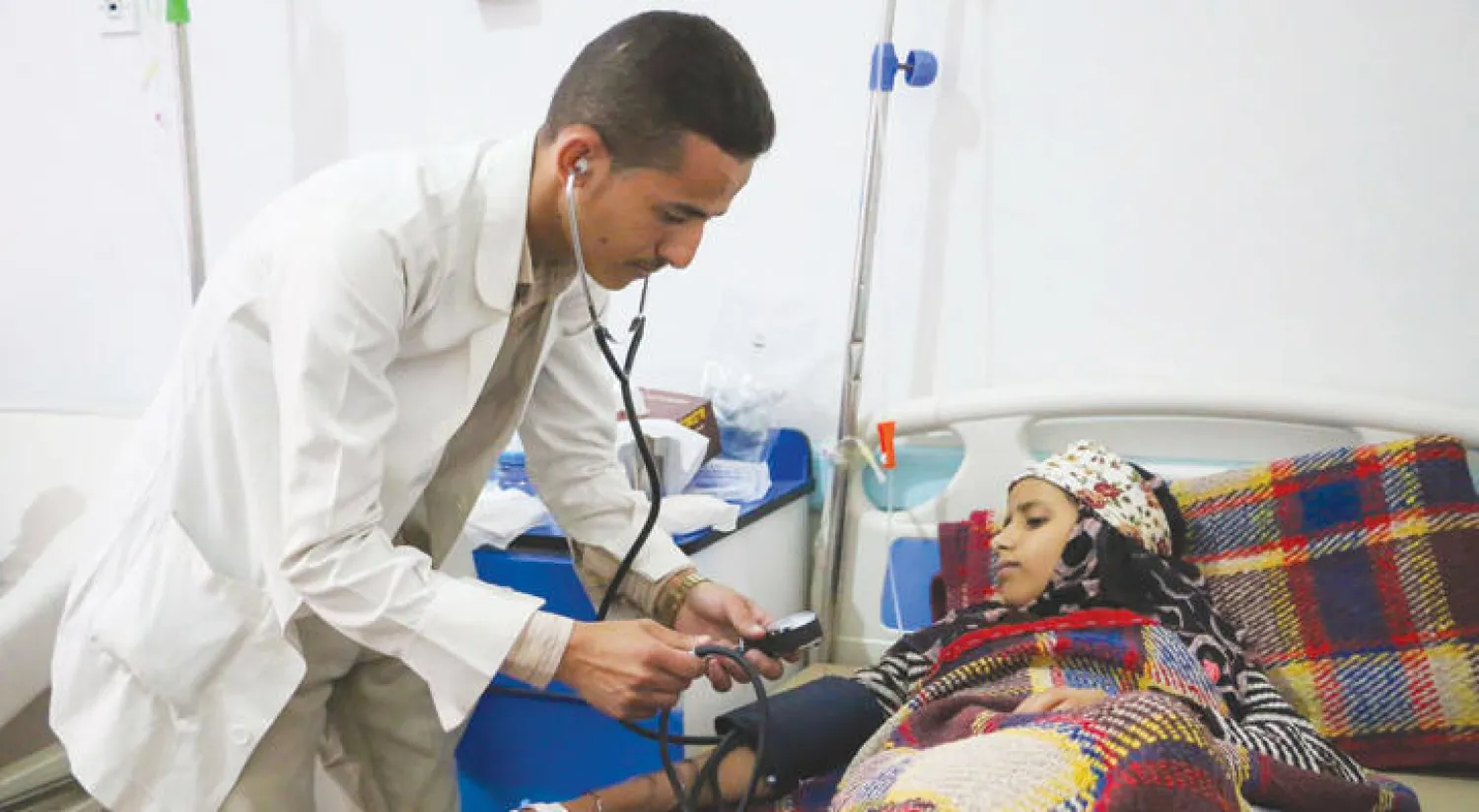 طبيب يفحص طفلة في أحد مستشفيات اليمن الذي يعاني من تفشي الكوليرا (اليونيسيف)