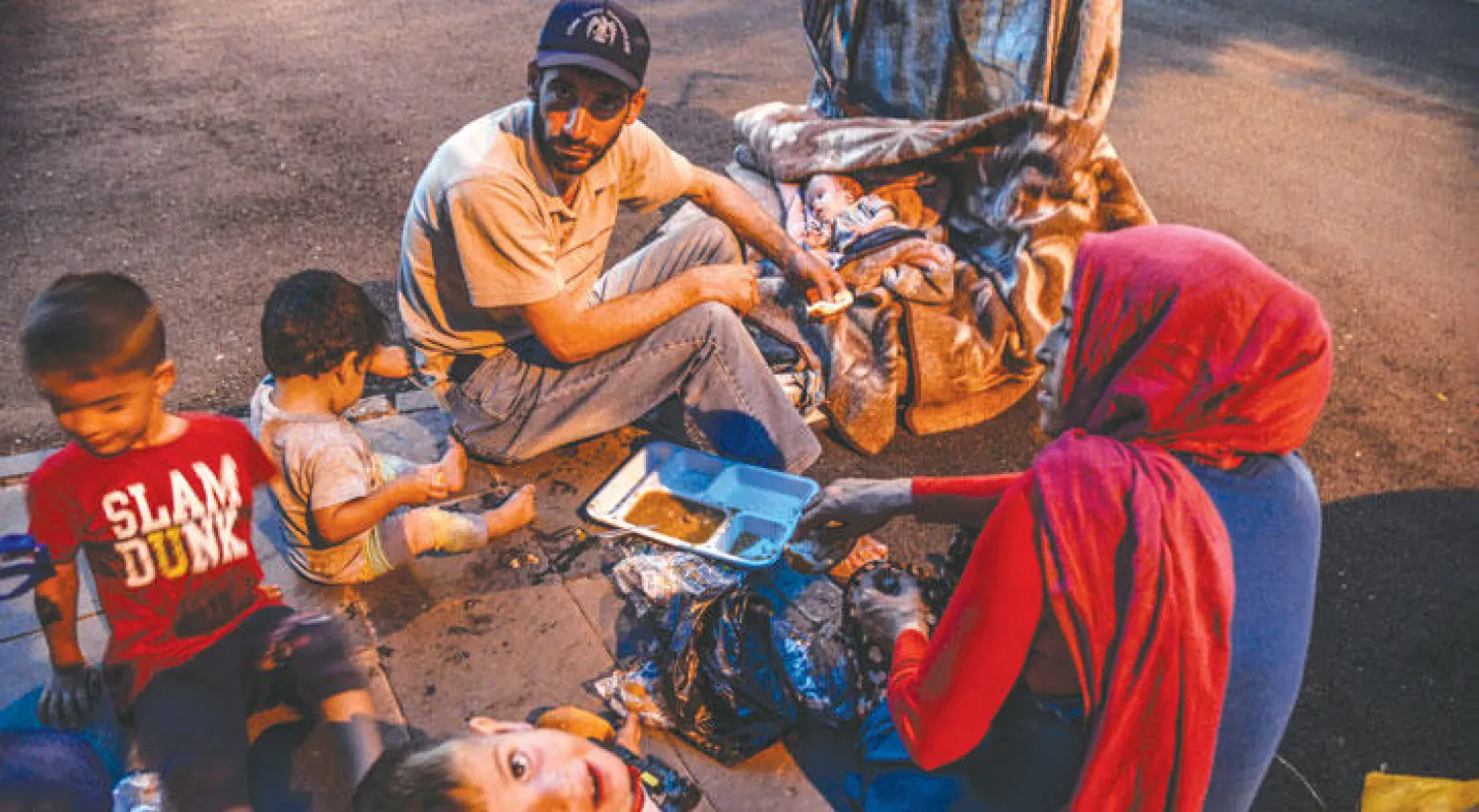 لاجئون سوريون يتناولون إفطاراً في دياربكر التركية (أ ف ب)