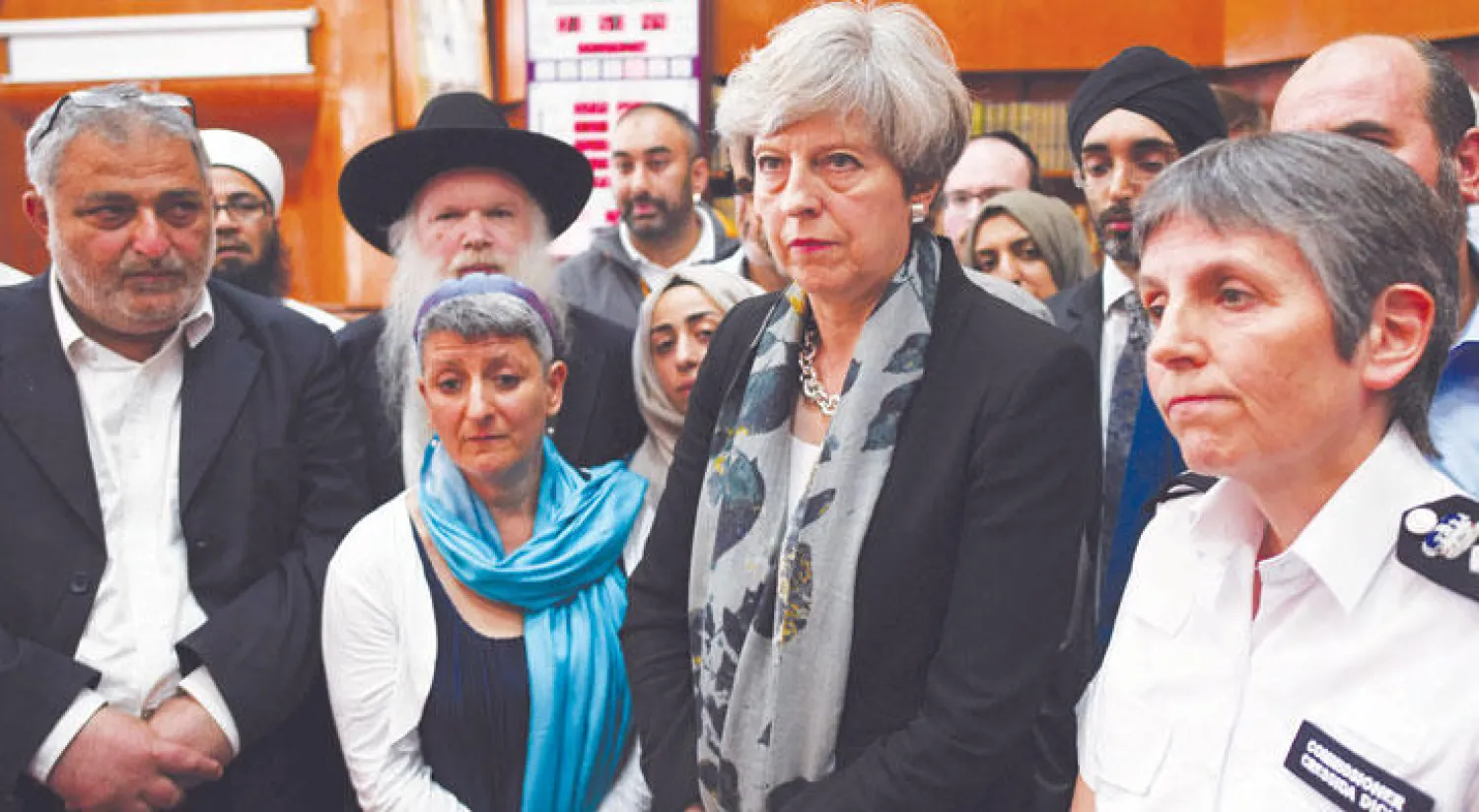 رئيسة وزراء بريطانيا تيريزا ماي خلال زيارتها لمسجد فينزبري بارك في لندن أمس (رويترز)