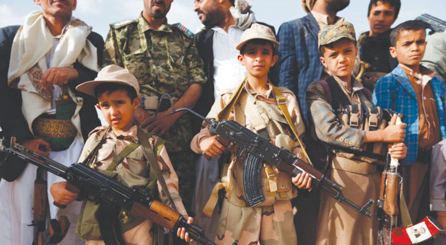 الميليشيات تشرك أطفالاً خلال تجمع نظم لتجنيد المقاتلين في صنعاء أول من أمس (أ.ف.ب)