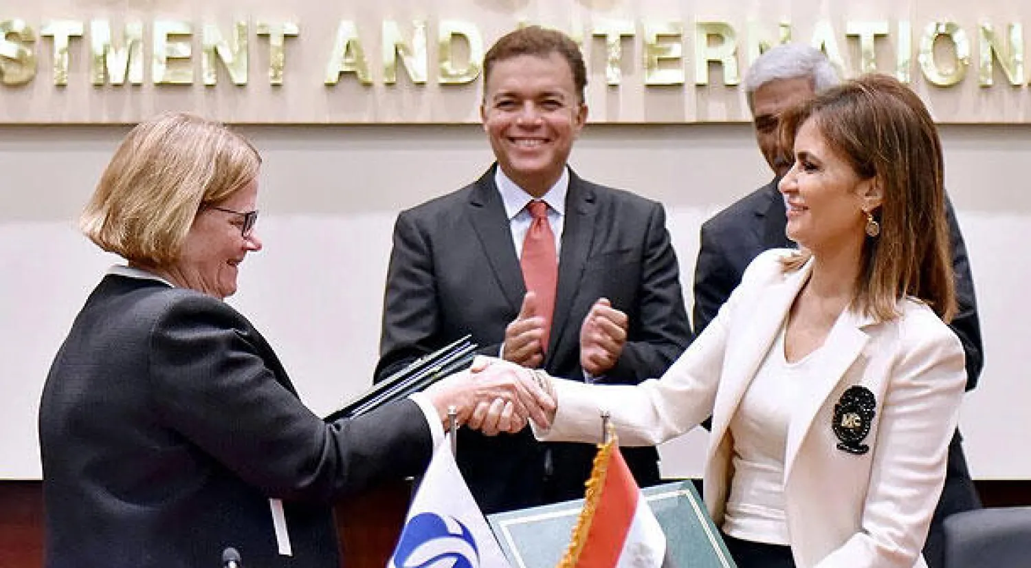 سحر نصر وجانيت هاكمان خلال مراسم توقيع الاتفاقية في القاهرة أمس («الشرق الأوسط»)