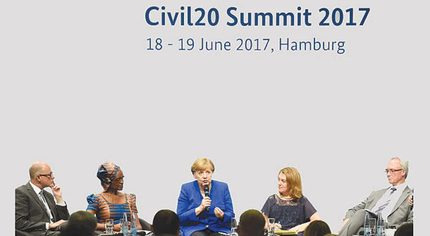 المستشارة الألمانية أنجيلا ميركل تتحدث خلال قمة مجموعة العشرين للشراكة مع أفريقيا في هامبورغ أمس (رويترز)