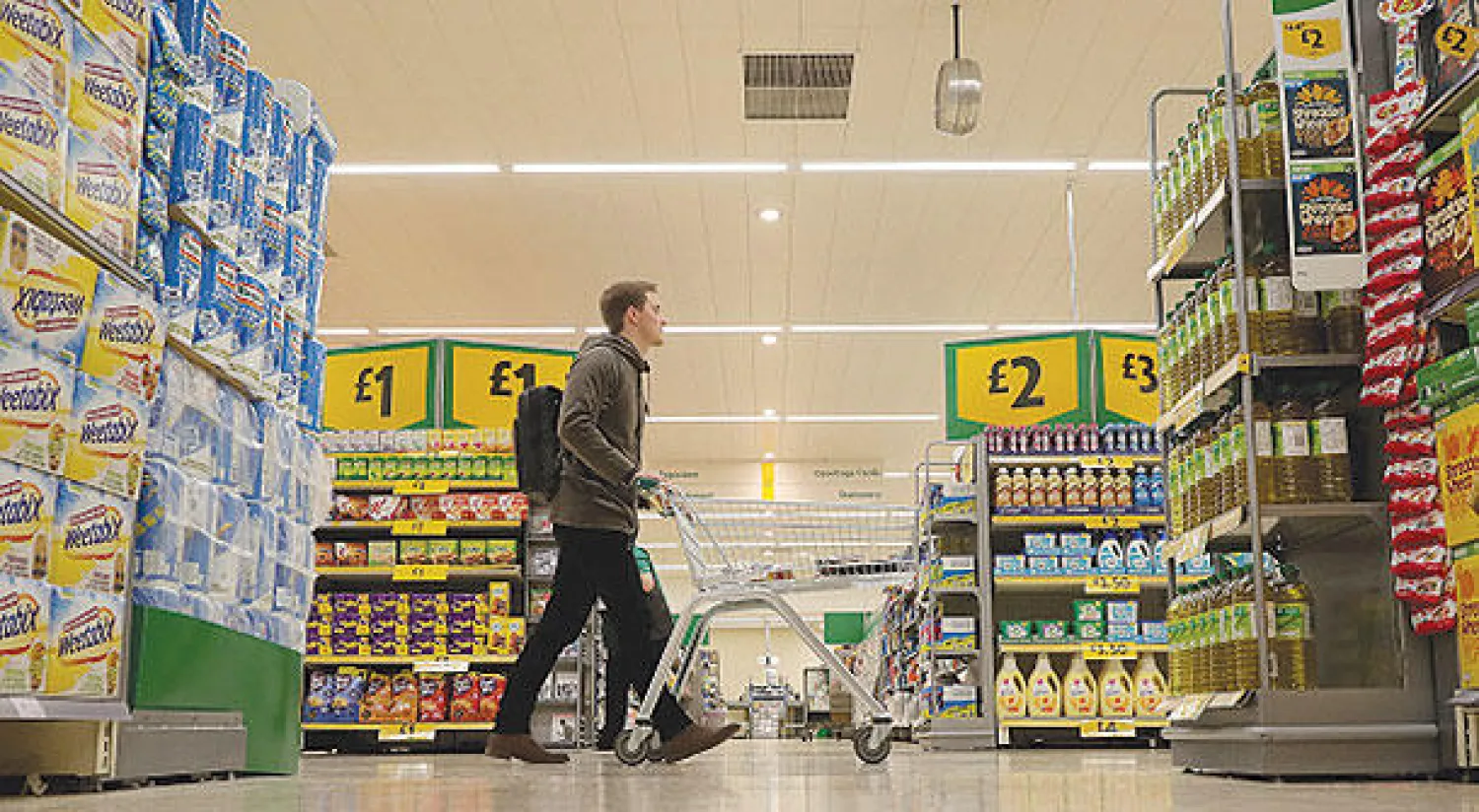 قد يزداد تقلص الدخل الحقيقي للأسر في بريطانيا خلال الشهور المقبلة وهو ما سيحد من نمو الإنفاق خلال العام الحالي (غيتي)