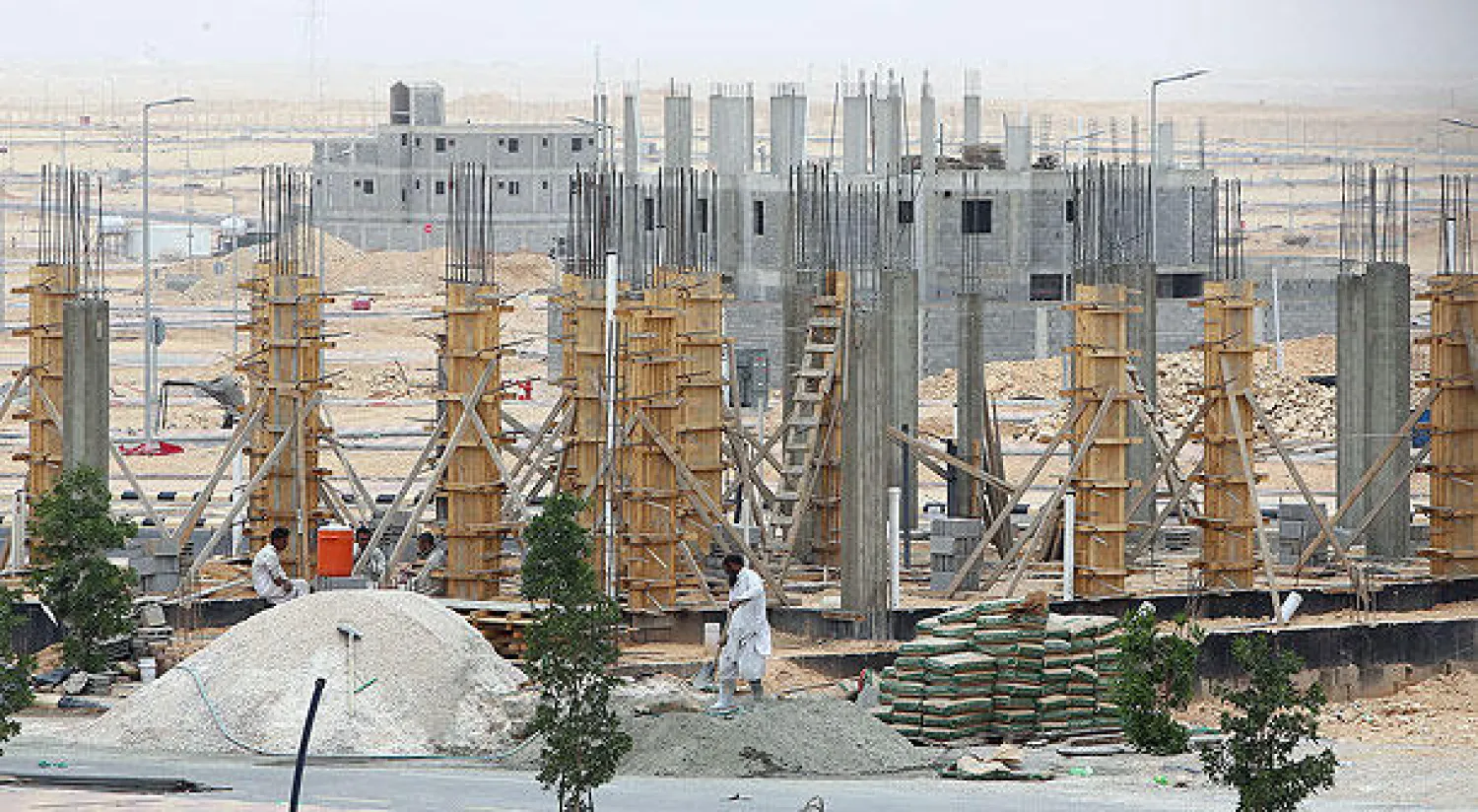 الصفقات شهدت خلال الفترة الماضية انخفاضاً في إجمالي قيمتها بنسبة 35 % (تصوير: خالد الخميس)