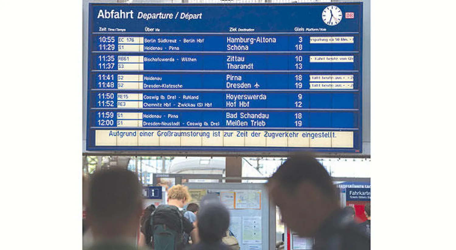 شاشة المعلومات في محطة قطار درسدن تظهر تأخيراَ في الرحلات بسبب الحريق قبل أيام (أ.ف.ب)