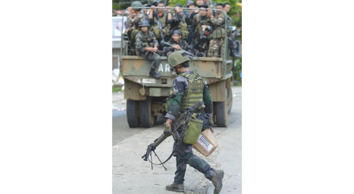 جنود من الجيش الفلبيني في طريقهم إلى مدينة مراوي المحاصرة من قبل المسلحين المتشددين أمس ( أ.ف.ب)